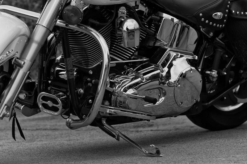 Une moto laissée sur sa béquille.