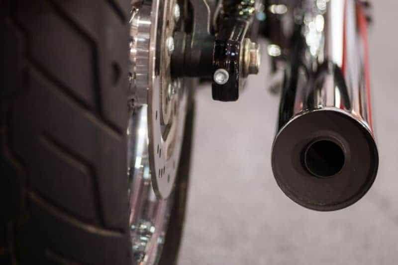 Un zoom sur un tuyau d'échappement de moto avec un réducteur de bruit installé